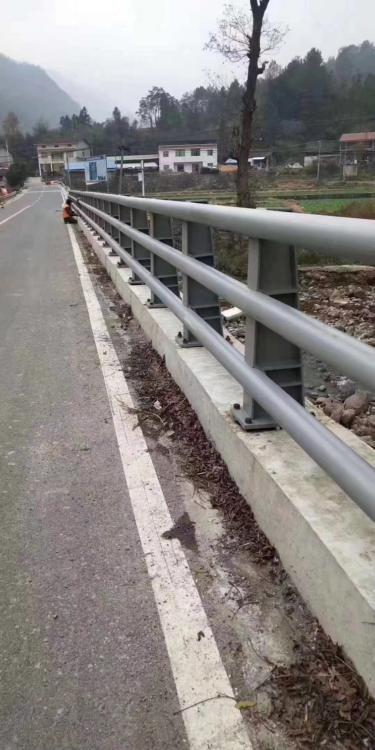 防撞护栏10