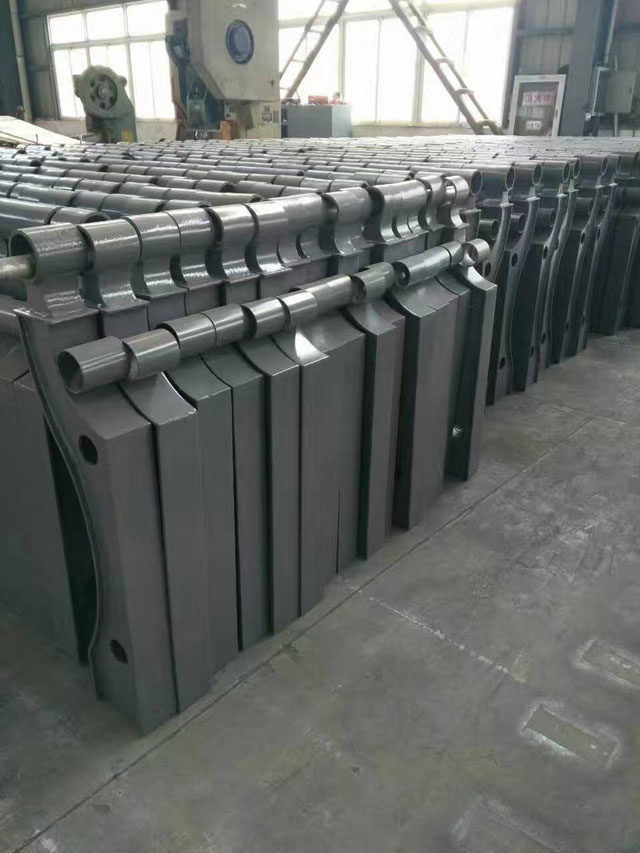 钢板立柱10