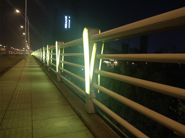 灯光护栏10